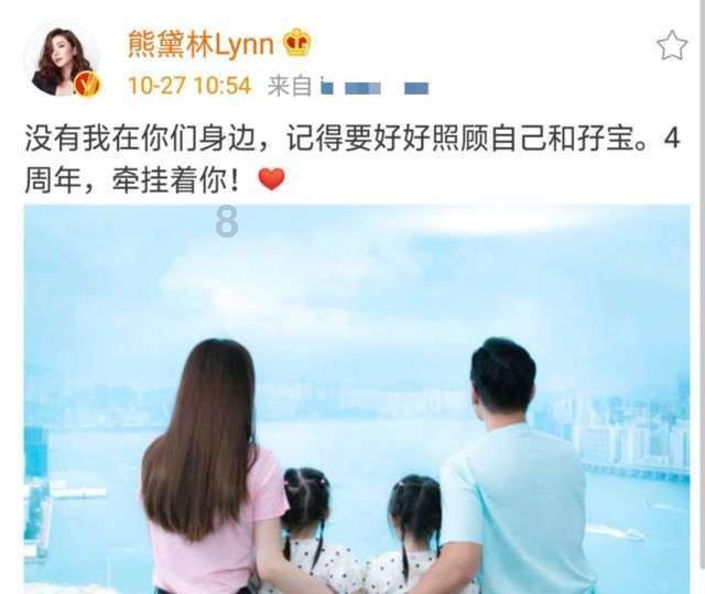 她现在在公园。因为他喜欢饭后散步。用英语怎么说？游戏画面