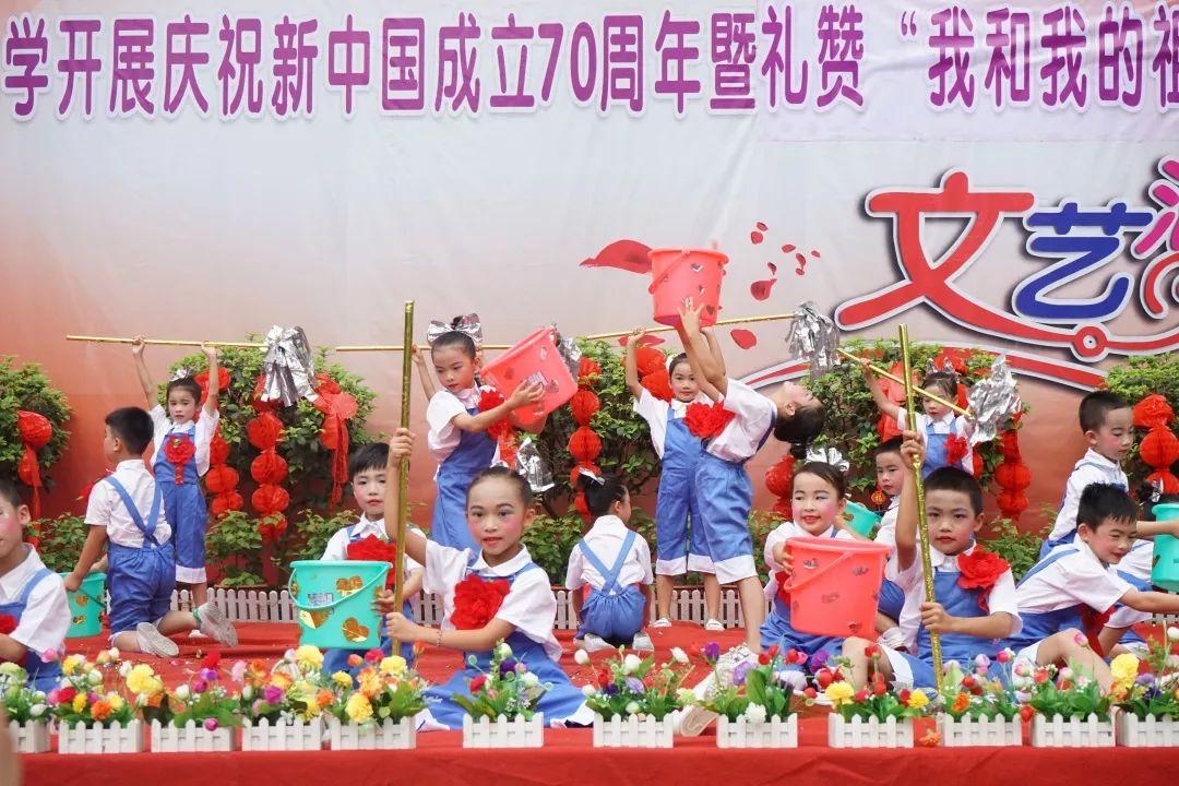 她现在在公园。因为他喜欢饭后散步。用英语怎么说？游戏画面
